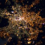 Berlin – geteilt leuchtende Stadt, aufgenommen am 5. April 2012 von der ISS. Die Laternen im Osten der Stadt leuchten gelblich, die Straßenbeleuchtung im Westen ist grünlich. Quelle: NASA (public domain).